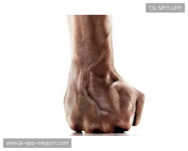 拳击手的爆发拳头如同铁锤