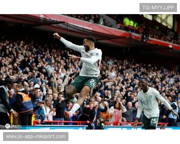 切尔西中前场连续传递，禁区空间被拉开